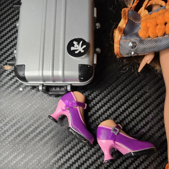 Bratz Toyko a go go Fianna - incomplete - Picture 2 of 3